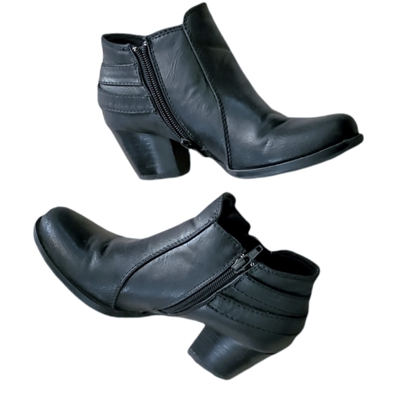 Baretraps Cute Black ankle boot with double side buckle. - Picture 5 of 8
